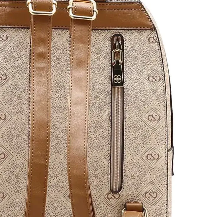 Detalhe do bolso lateral com zíper da mochila Chenson bege com monograma e alças em PU marrom